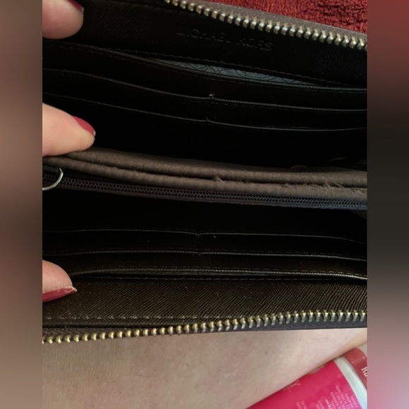 Micheal Kors Large brown zip leather wallet inside zip holds most phones - Picture 6 of 11